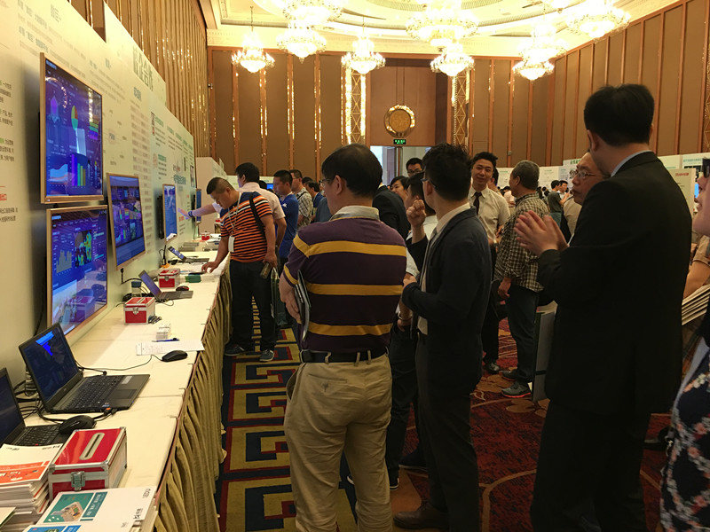 老師們在展會(huì)_副本.jpg